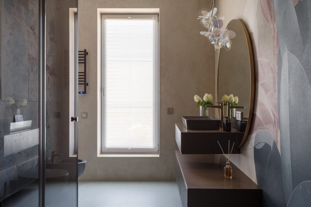 italian style bathroom with round mirror